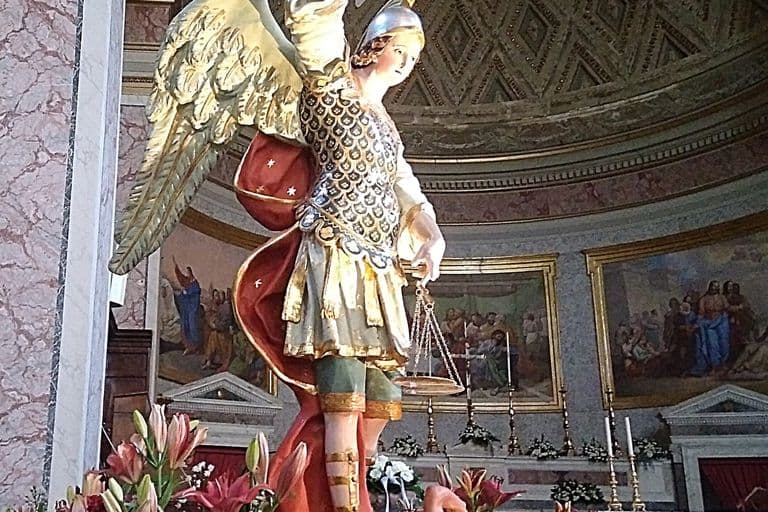 Il simulacro di San Michele Arcangelo tra i fiori, sotto la volta dell’abside della Cattedrale